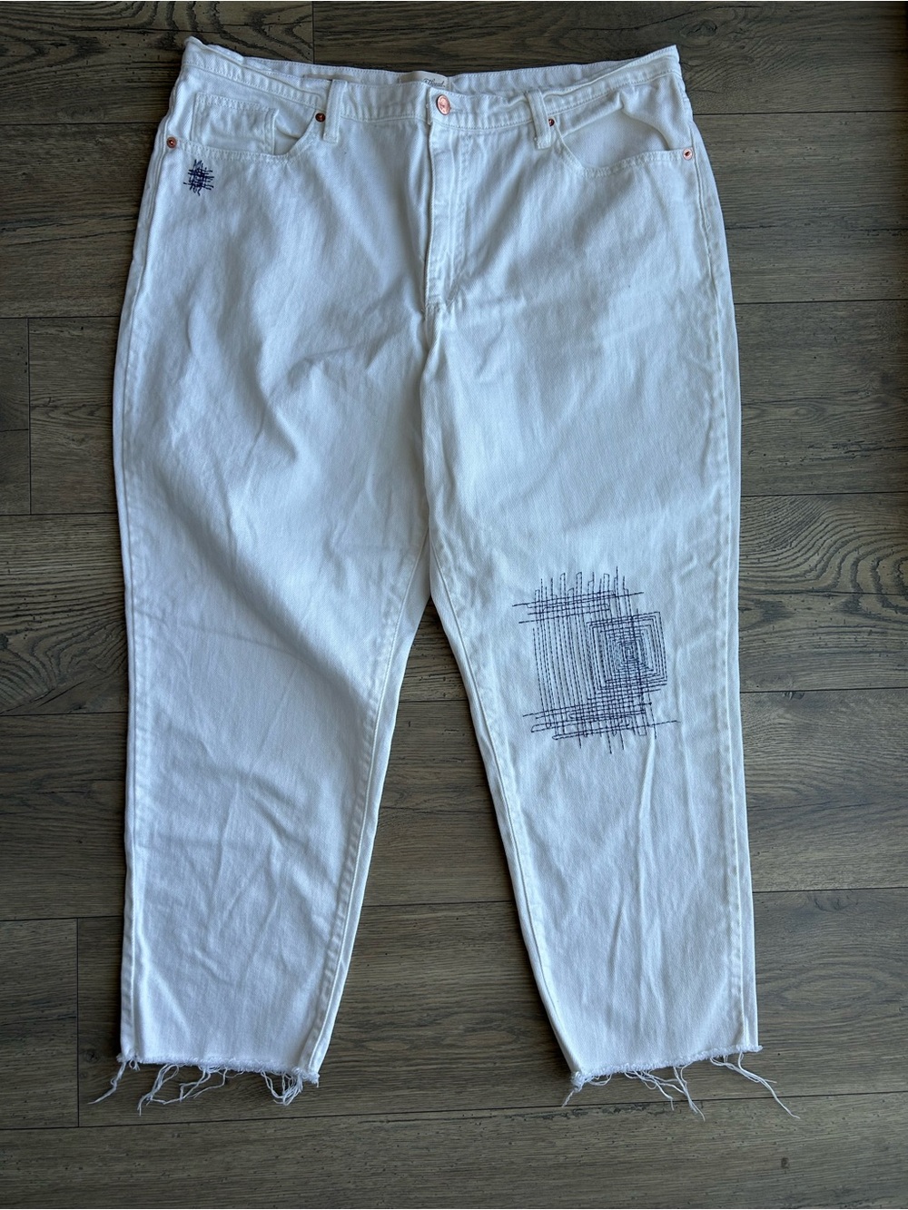 Universal Thread Boyfriend Jeans with Subtle Embroidery